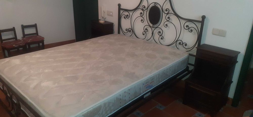 Cama de casal em ferro forjado