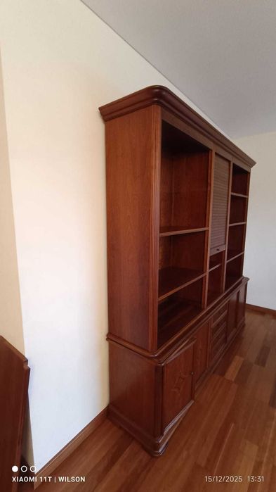 Móvel de madeira maciça Muito bem conservado