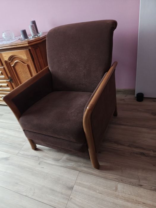 Fotel z drewnianymi podłokietnikami plus pufa