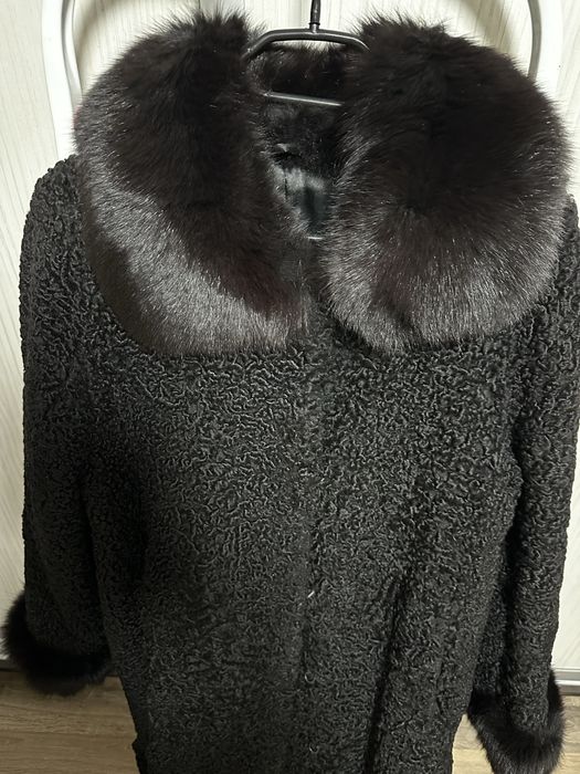 Полушубок з каракуля з песцем