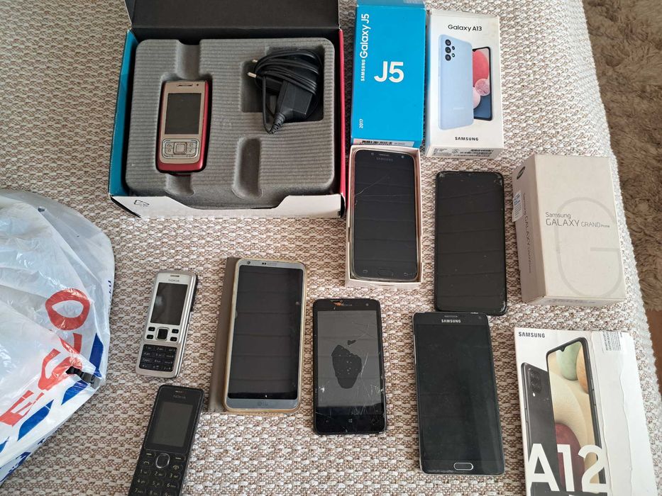 8 telefonów Samsung A12, LG 6G i inne na części, ładowarki, słuchawki