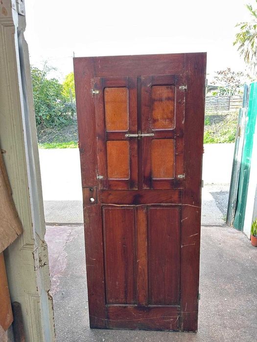 Portas antigas com postigo de exterior