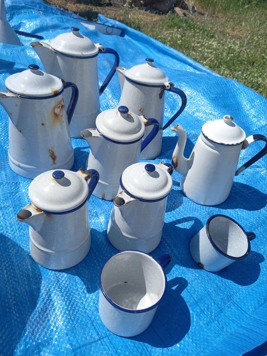 Cafeteiras em esmalte vintage