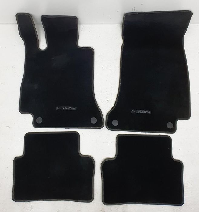 DYWANIKI CHODNICZKI WELUROWE MERCEDES W213 A2136808801 A2136809201 4SZT