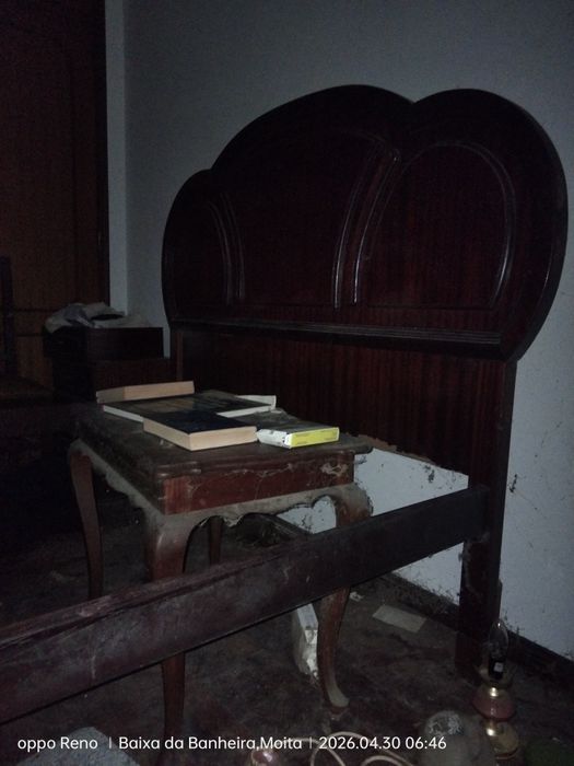 Cama de casal em madeira de qualidade