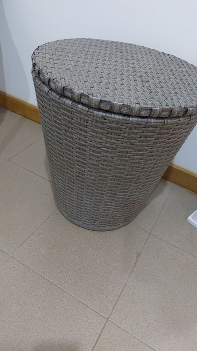 Cesto/banco em palhinhas, como novo