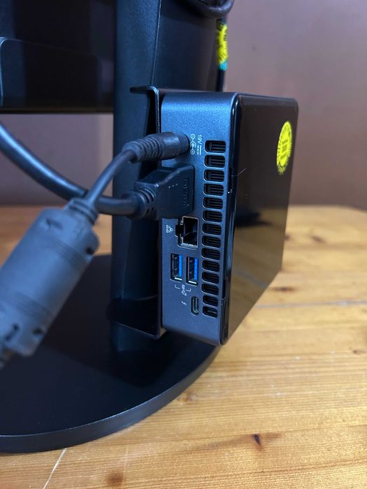 Monitor TERRA 24" FHD + INTEL NUC PC i5-8259U 4RDZENIE/8GB/512GB SSD