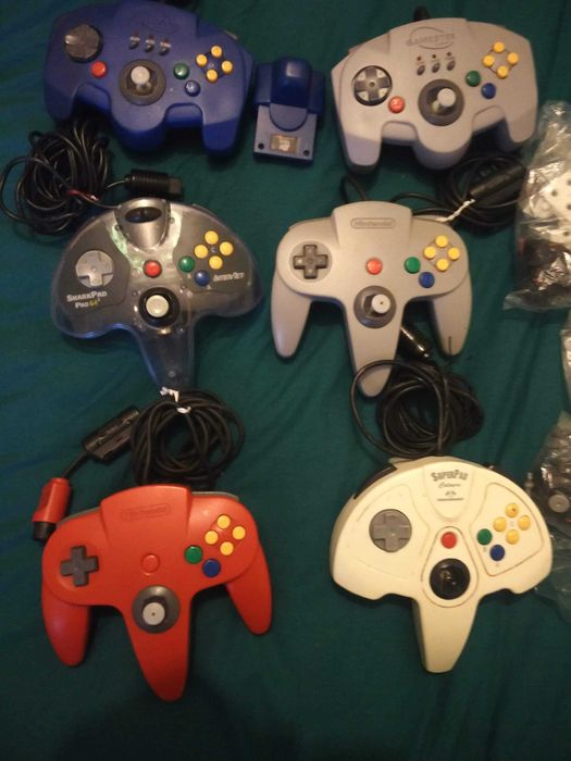 3 Controllers and 8 Games::Nintendo 64::N6464737969274753123