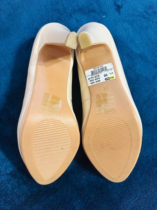 Класичні бежеві туфлі, розмір 38