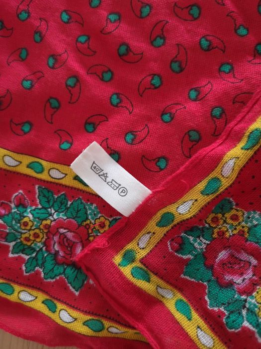 Lenço vermelho com padrão