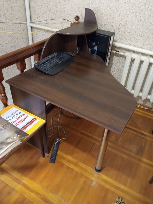 Продам комп'ютерний стіл недорого.