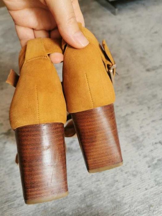 Zamszowe sandały camel brązoworude trendy na słupku & Other Stories