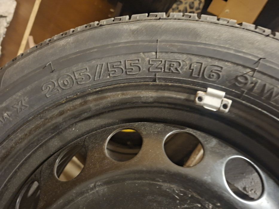 Opona z felgi stalowa