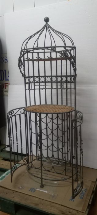 Bar / garrafeira em ferro e palhinha.