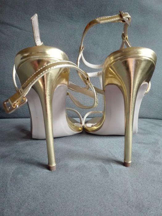 Sandálias douradas ASOS (altura salto: 11cm). Simples e elegantes.