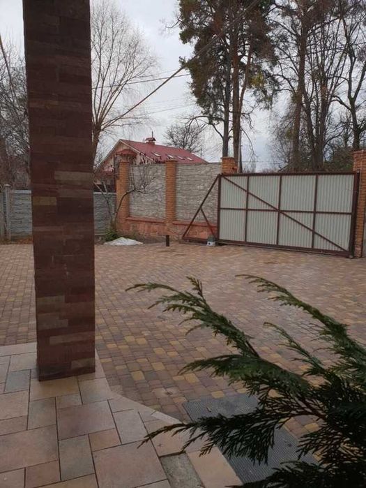 Продам двоповерховий будинок  230 мкв  з виходом до лісу по вул. Хрещатик.