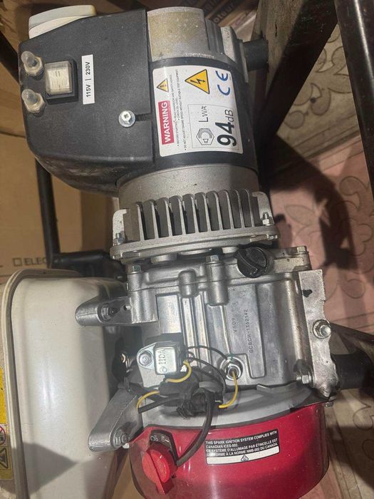 Бензиновый генератор оригинальная японская Honda 3кВт.