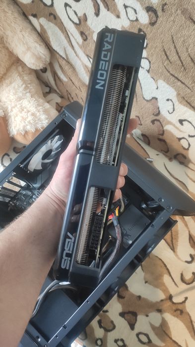 Asus Radeon RX 7700 XT Dual OC.