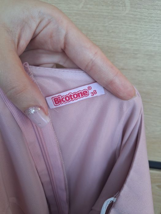 Przepiękna sukienka z cekinowym rękawem