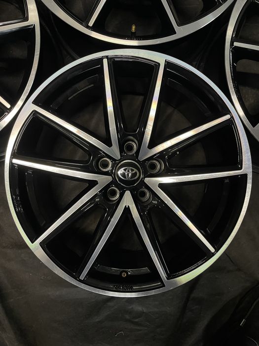 Диски R18 5x114.3 Et40 8J. Toyota Camry Corolla Avalon Hyundai Santa F