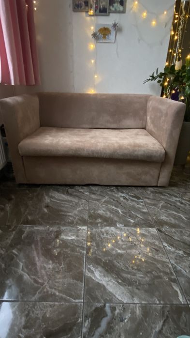 Компактний диванчик. Розкладний.Зі спальним місцем.