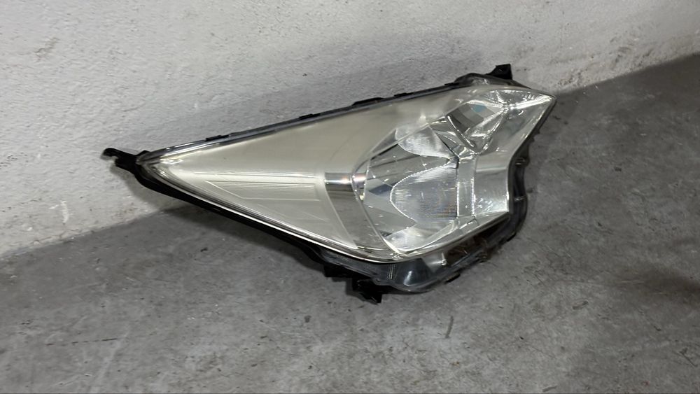 Farol Dianteiro Toyota Verso-S – Ichikoh 52-210 – Halogéneo