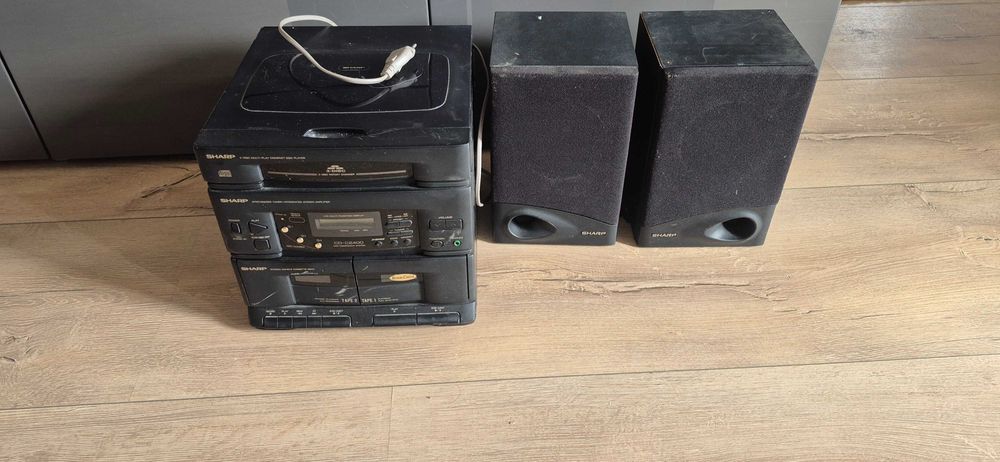 Mini wieża Sharp z głośnikami.