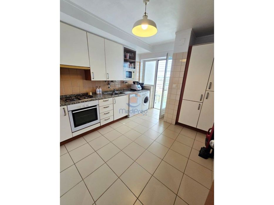 Apartamento T2 com Varanda, Parqueamento e Arrecadação | Alta de Li...
