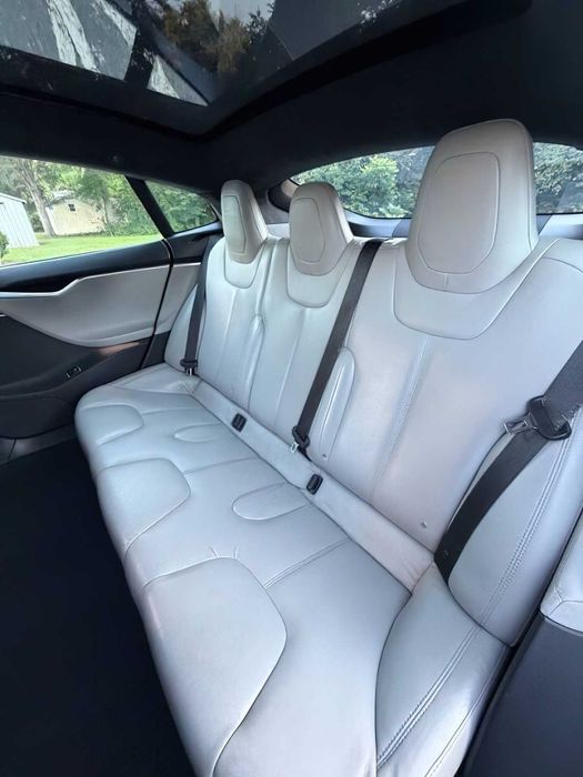 Tesla Model S 85D      2015