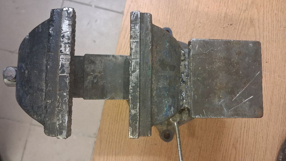 Imadło żeliwne uszkodzone
