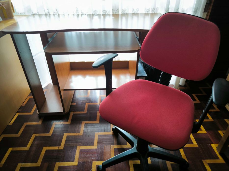 Secretária  cadeira de escritório e estante.