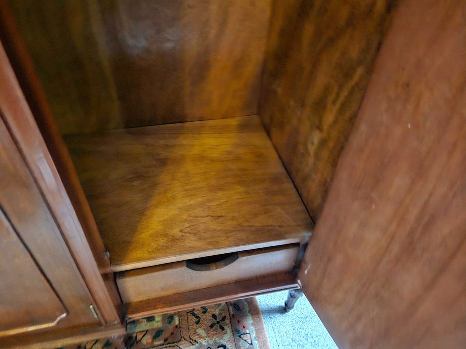 Roupeiro de três portas com chave e espelho - Bom estado geral