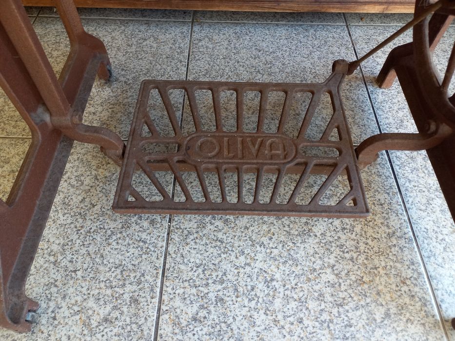 Máquina de costura antiga Oliva