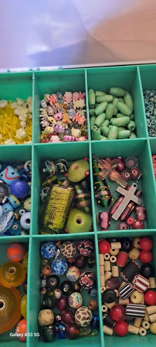 Peças de bijuteria caixa e brincos