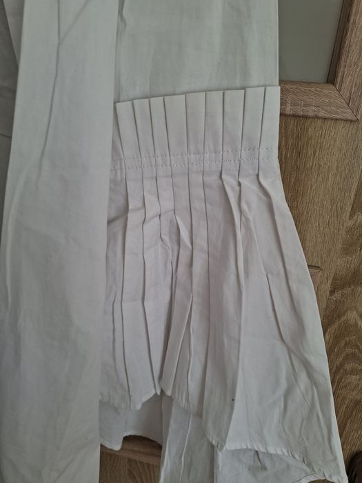 Elegancka biała koszula z szerokimi rekawami