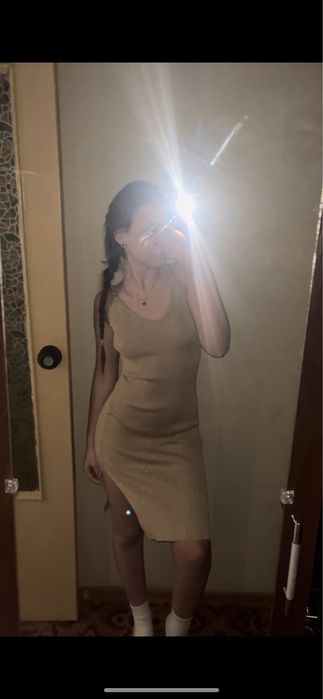 Елегантна золотиста сукня міді з ланцюжками - ідеальний вечірній образ