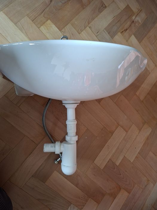 Umywalka wisząca z akcesoriami