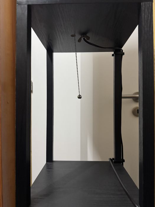 Candeeiro de pé com prateleiras