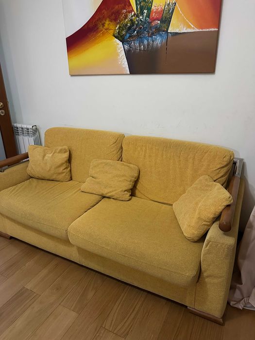 Conjunto de Sofá amarelo e madeira + Sofá individual + puff amarelo