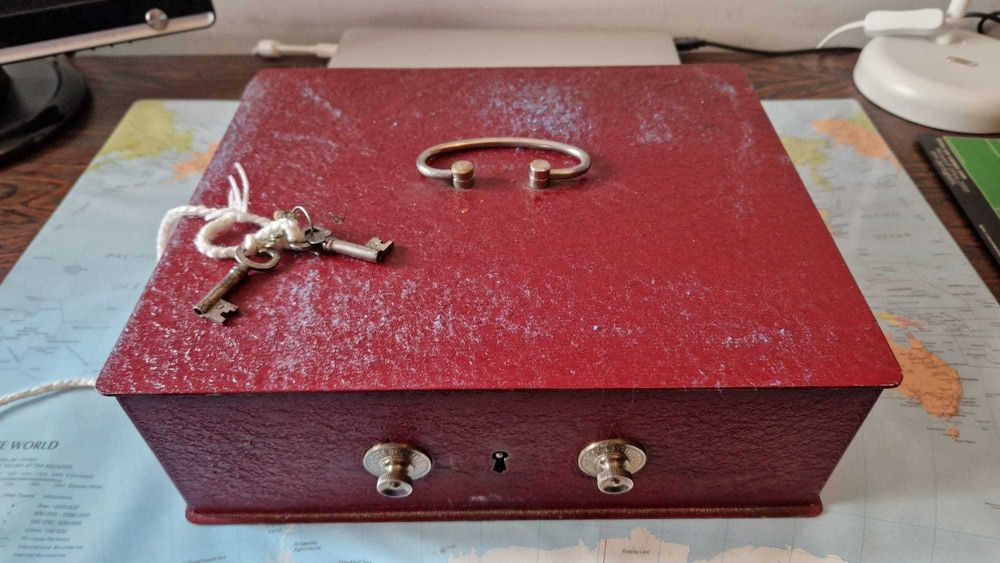 Cofre com código e chave