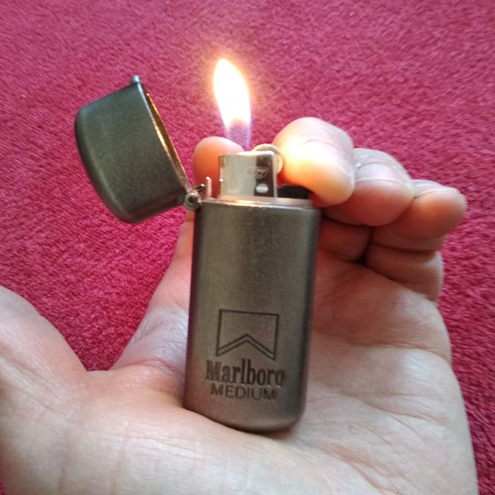Antyk - etui Marlboro na zapalniczkę typu BIC