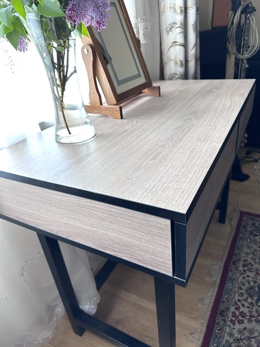 Туалетний столик, Стіл