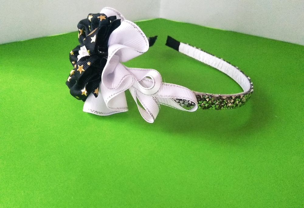 Обруч в чорно білих кольорах