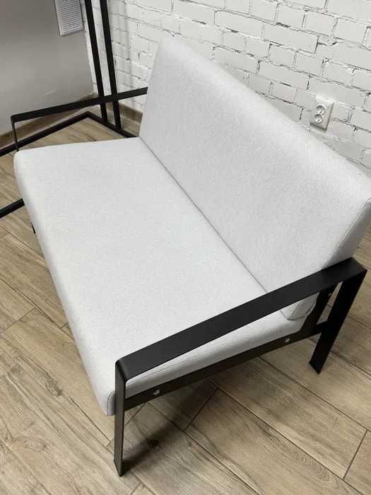 Світло-сірий диван в стилі лофт