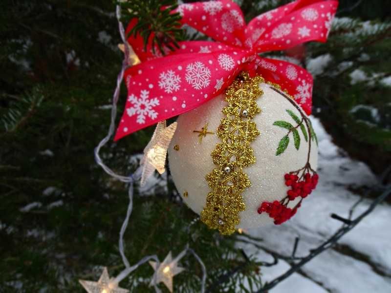 Bombka z ręcznie haftowaną jarzębiną. Naturalna, rustykalna