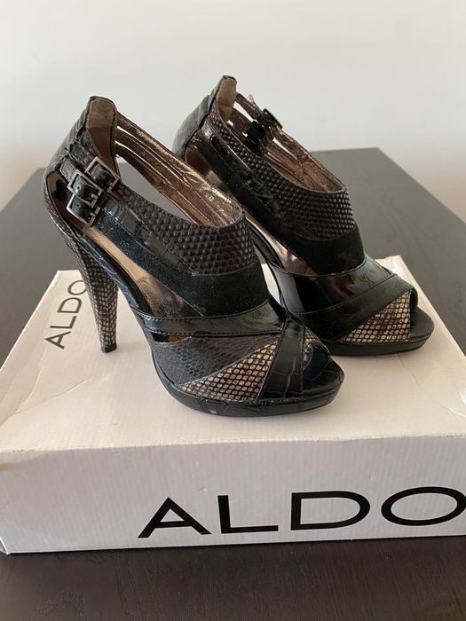 Botins Aldo em verniz.