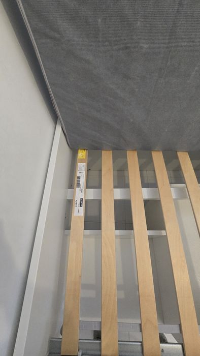 Cama individual com arrumação + colchão – 150 €