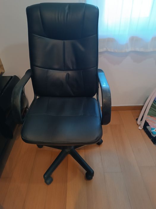 Cadeira de escritório em couro e regulável