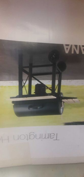 Churrasqueira nova . Lacrada na caixa