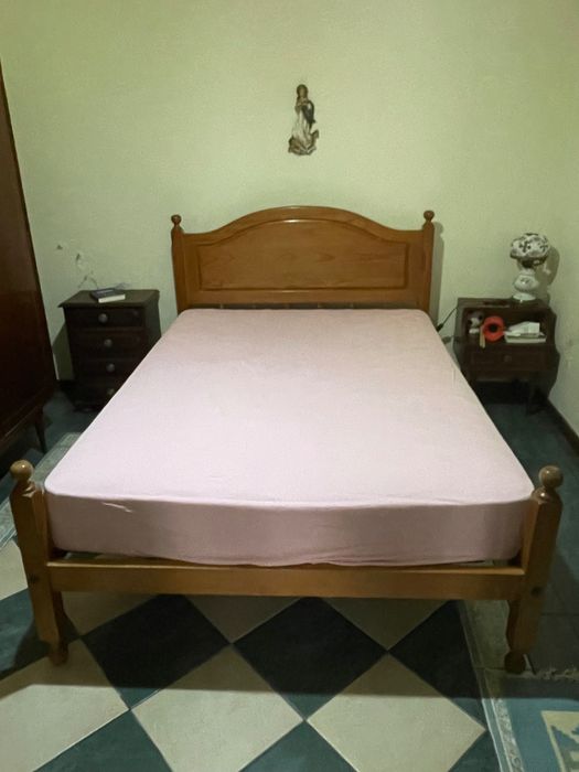 Cama em madeira maciça